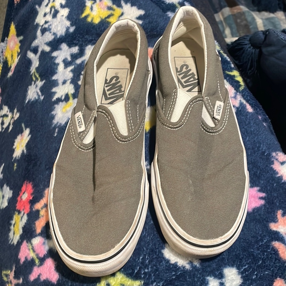 Use dark gray vans